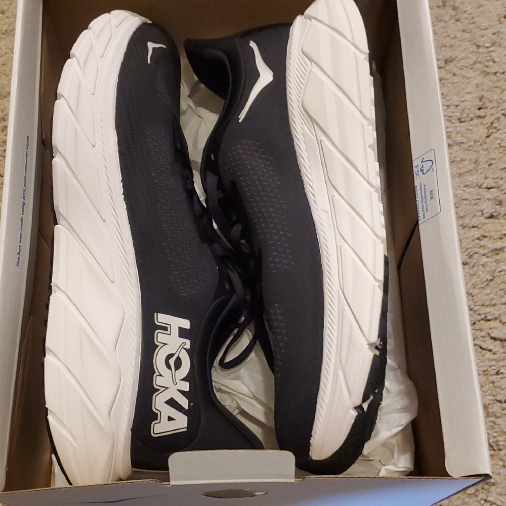 NIB Womens HOKA Arahi 7